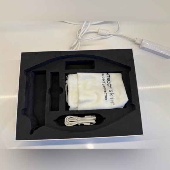 CurrentBody Skin LED Light Therapy Mask - Picture 6 of 7